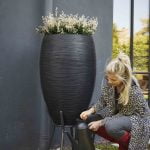 Regenwater uit de regenton halen