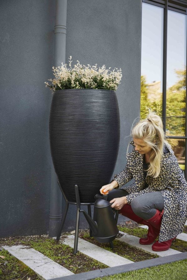 Regenwater uit de regenton halen