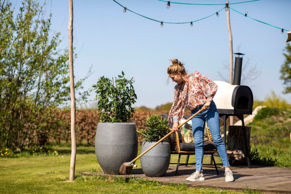 Grote bloempot capi arc granite in de kleur antraciet in een tuin