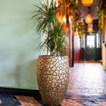 capi nature clay gold hoge bloempot voor binnen geplaatst in interieur
