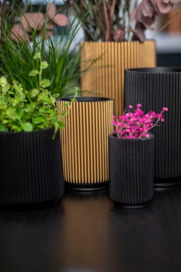 capi groove black and gold - sfeerbeeld met een mix van bloempotten in de kleuren goud en zwart