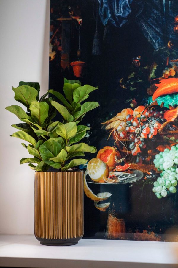 Sfeerbeeld van capi groove goud bloempot in interieur