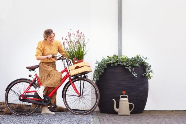 Capi regenton met plantenbak aan de bovenzijde met een gieter onder het kraantje