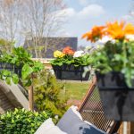 Plantenbakken met bloemen die je als balkonbak aan het balkon kunt hangen