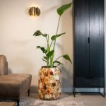 grote bloempot van lammy in een interieur als eyecatcher met een tropische plant erin