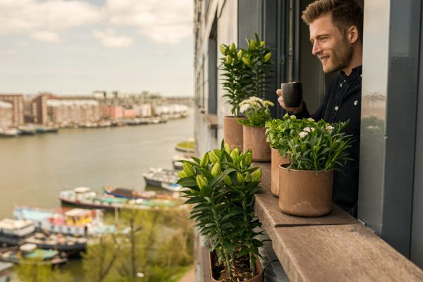 Groen balkon met balkonbakken