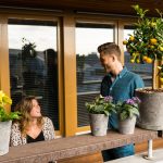 samen genieten op het balkon met plantenbakken balkon met bloemen erin